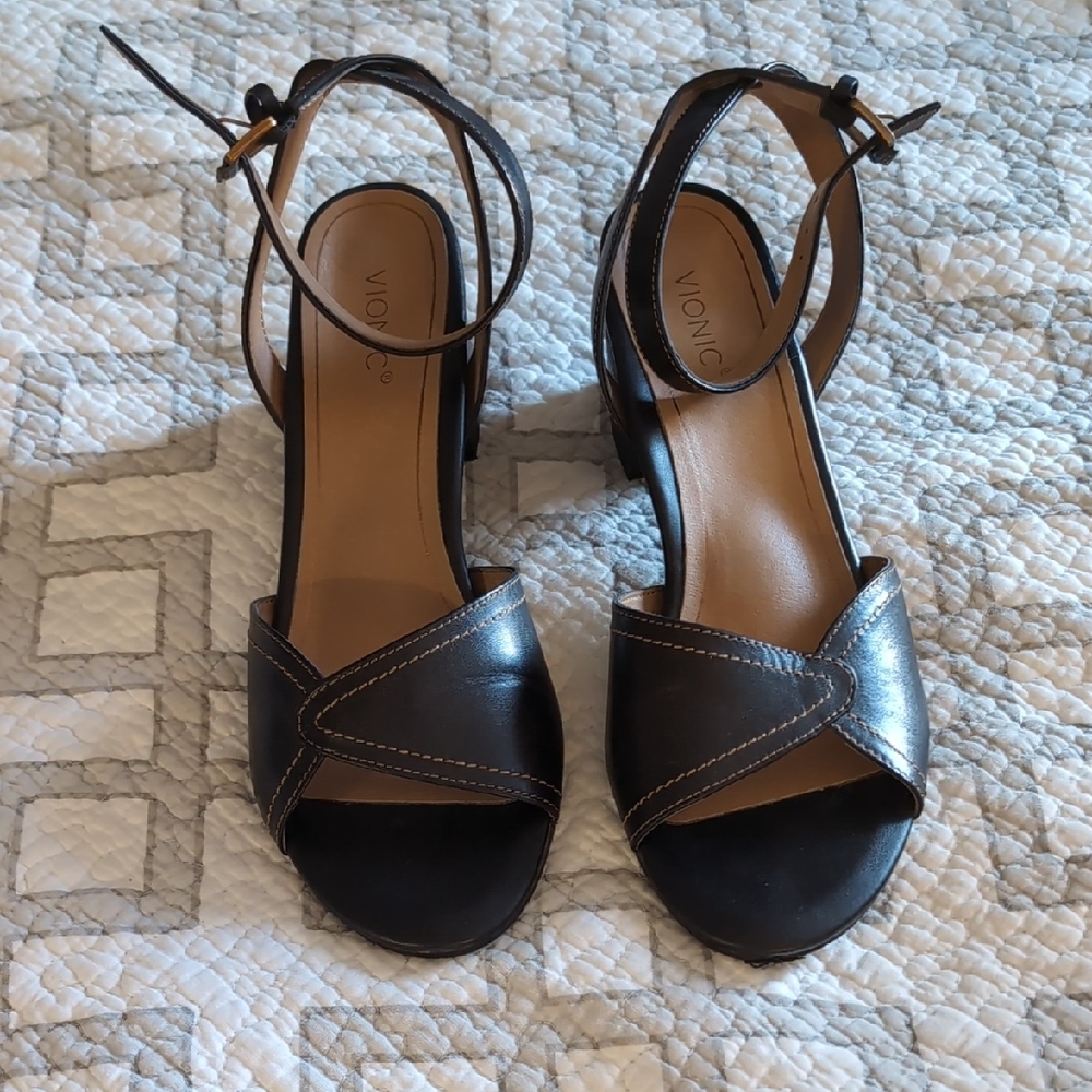 Vionic Black and Tan Women's Sandals